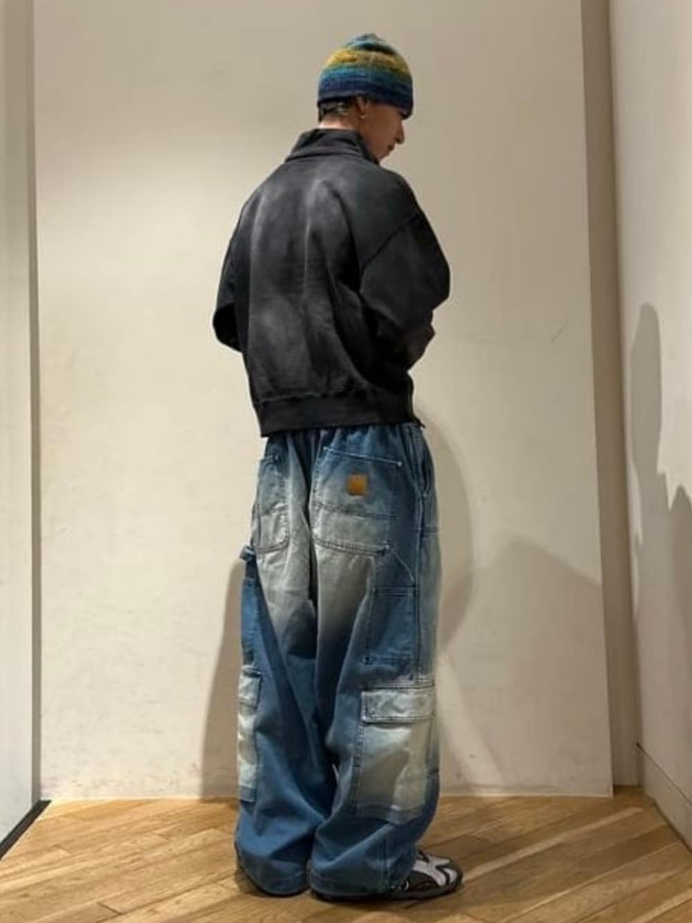 ブルー系のその他パンツ、ブラック系のスウェット、ブルー系のニットキャップ/ビーニーを着用したメンズの秋コーディネートの2枚目の写真