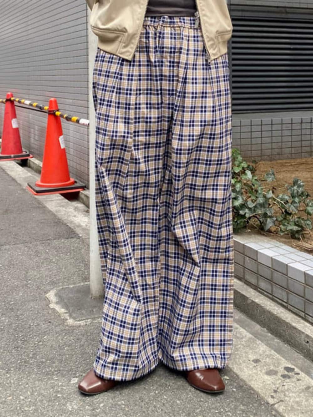 ベージュ系のその他パンツを着用したレディースの春コーディネートの2枚目の写真