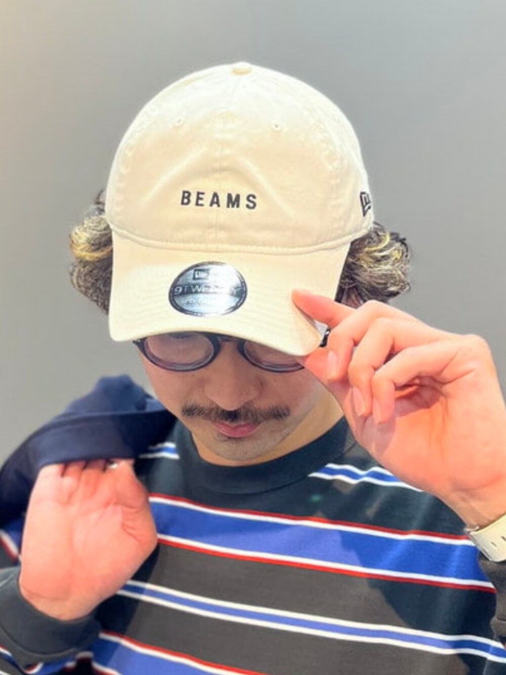 ベージュ系のその他パンツ、ホワイト系のスニーカー、ブルー系のテーラードジャケットを着用したメンズの夏コーディネートの4枚目の写真