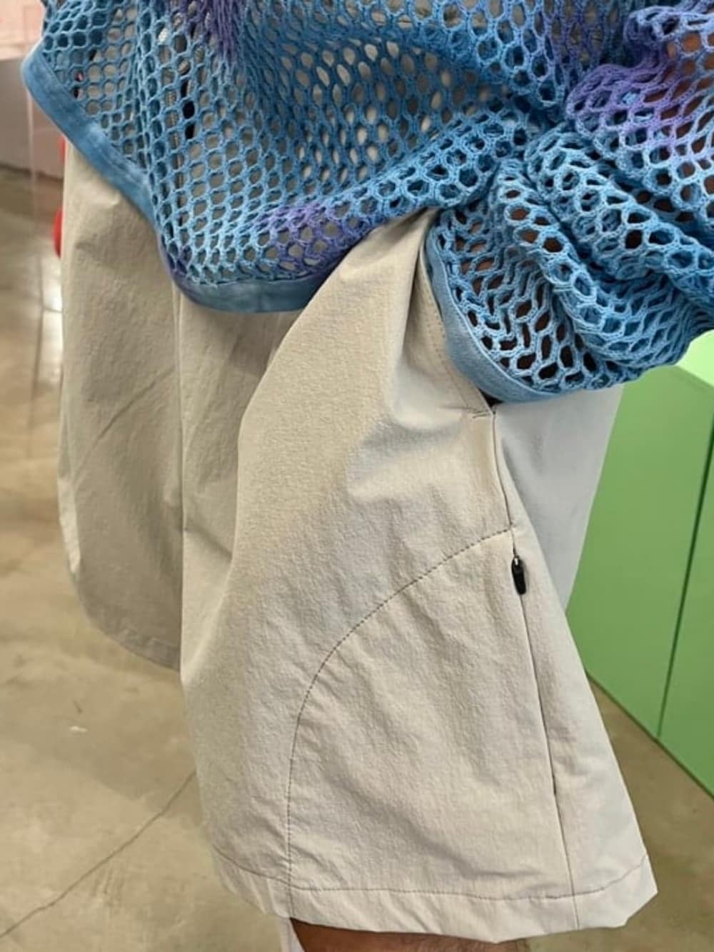 ホワイト系のスニーカー、ホワイト系のタンクトップ、グレー系のその他パンツを着用したメンズの夏コーディネートの2枚目の写真