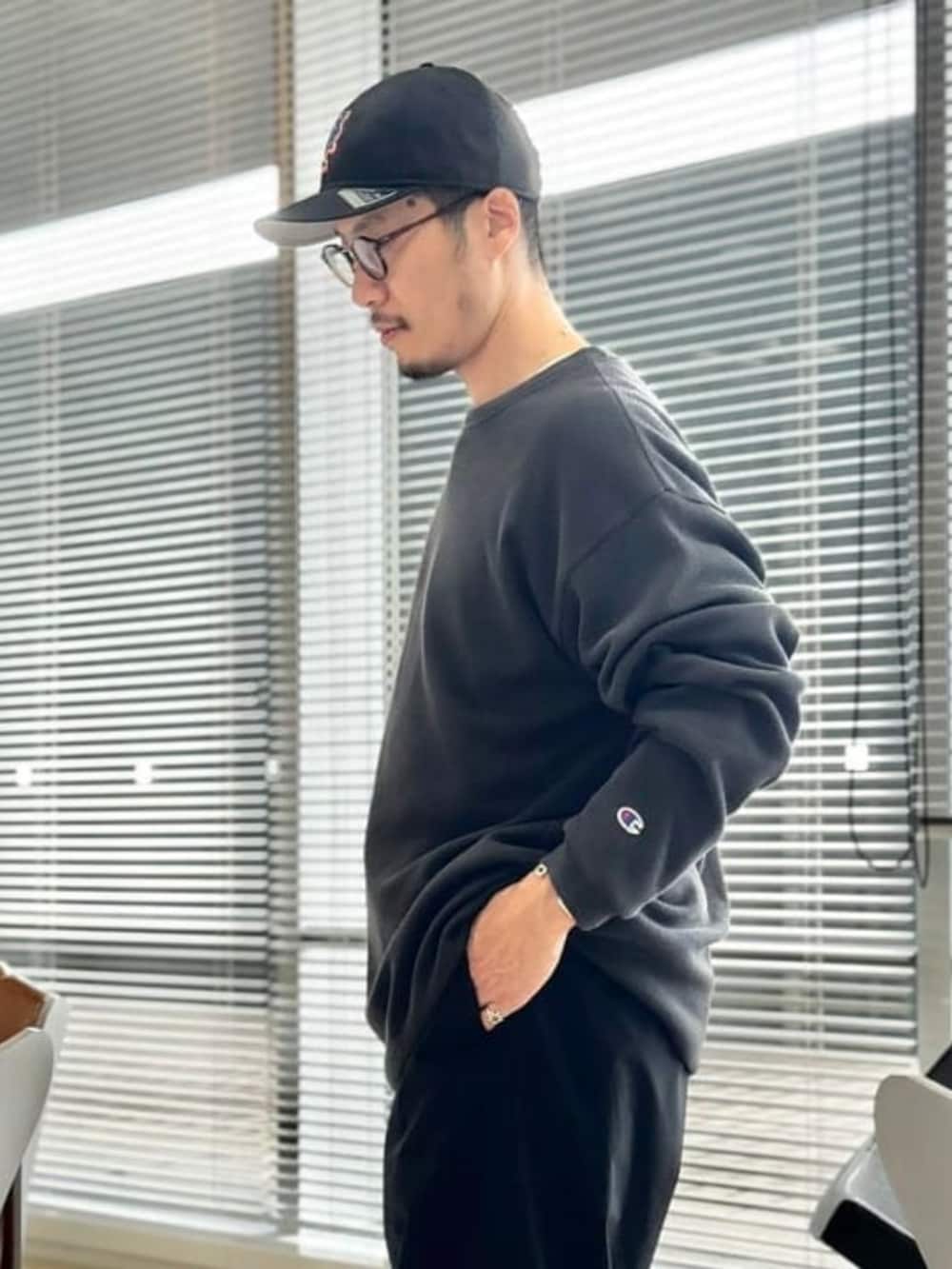 ブラック系のTシャツ/カットソーを着用したメンズの夏コーディネートの3枚目の写真