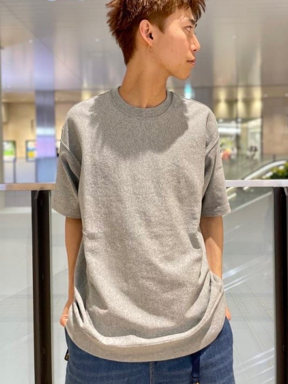 ブルー系のブルゾン、グレー系のTシャツ/カットソー、ブルー系のデニムパンツを着用したメンズの春コーディネートの4枚目の写真