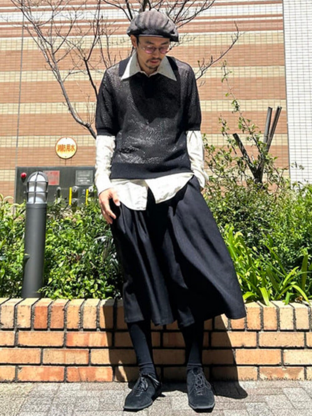 ブラック系のポロシャツ、ブラック系のソックス/靴下を着用したメンズの春コーディネートの2枚目の写真