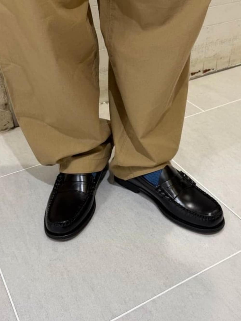 ベージュ系のその他パンツ、ブルー系のシャツ/ブラウス、ブラック系のローファーを着用したメンズの夏コーディネートの7枚目の写真