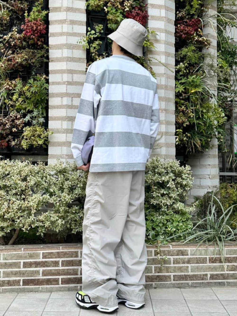 グレー系のTシャツ/カットソー、グレー系のその他パンツ、グレー系のボディバッグ/ウエストポーチを着用したメンズの春コーディネートの3枚目の写真