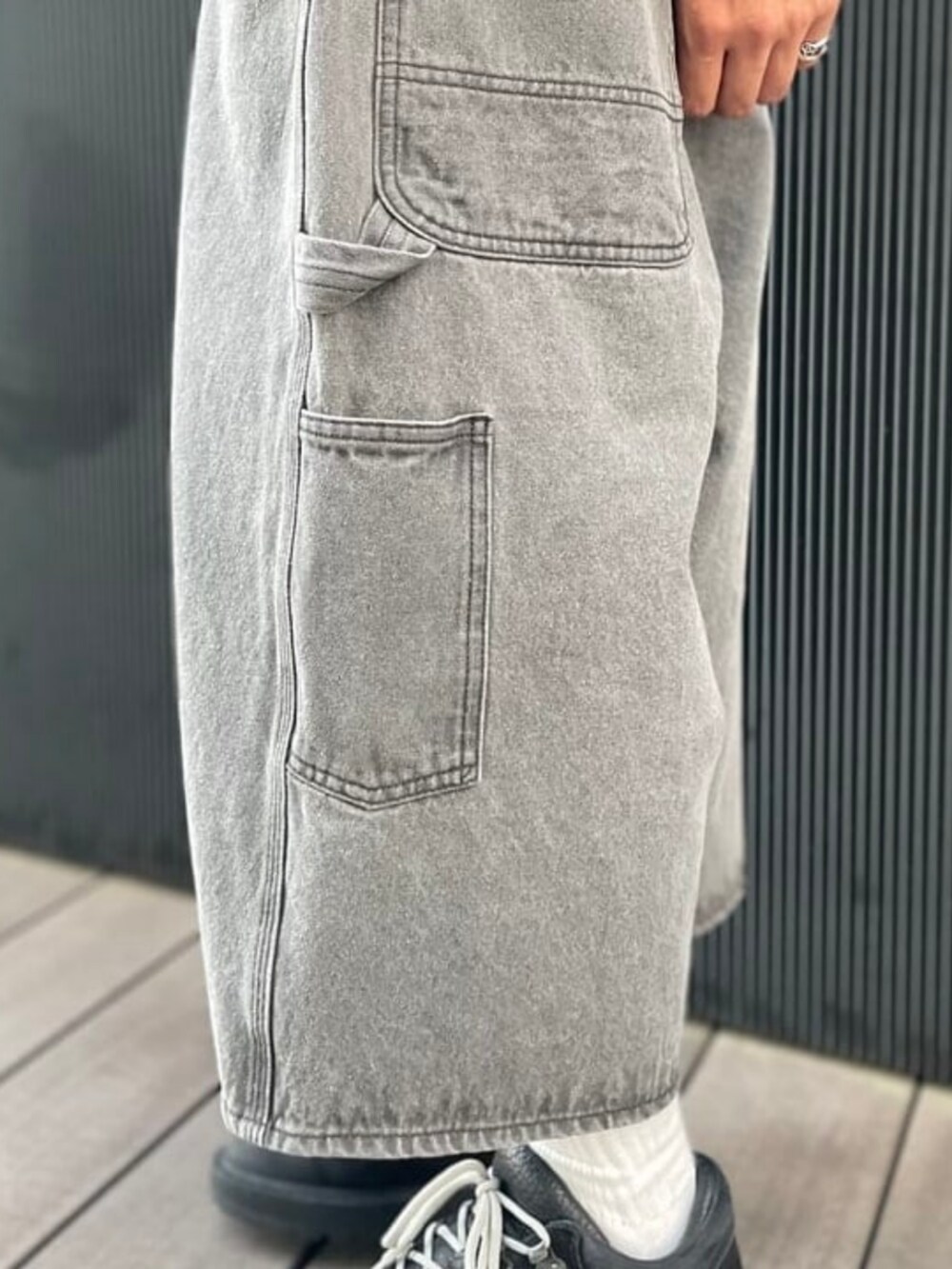 グレー系のその他パンツ、ブラック系のスウェットを着用したメンズの夏コーディネートの3枚目の写真