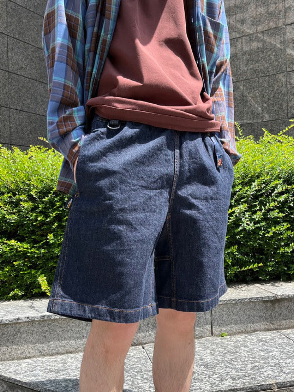 ブルー系のシャツ/ブラウス、ブラウン系のTシャツ/カットソー、ブルー系のデニムパンツを着用したメンズの春コーディネートの5枚目の写真