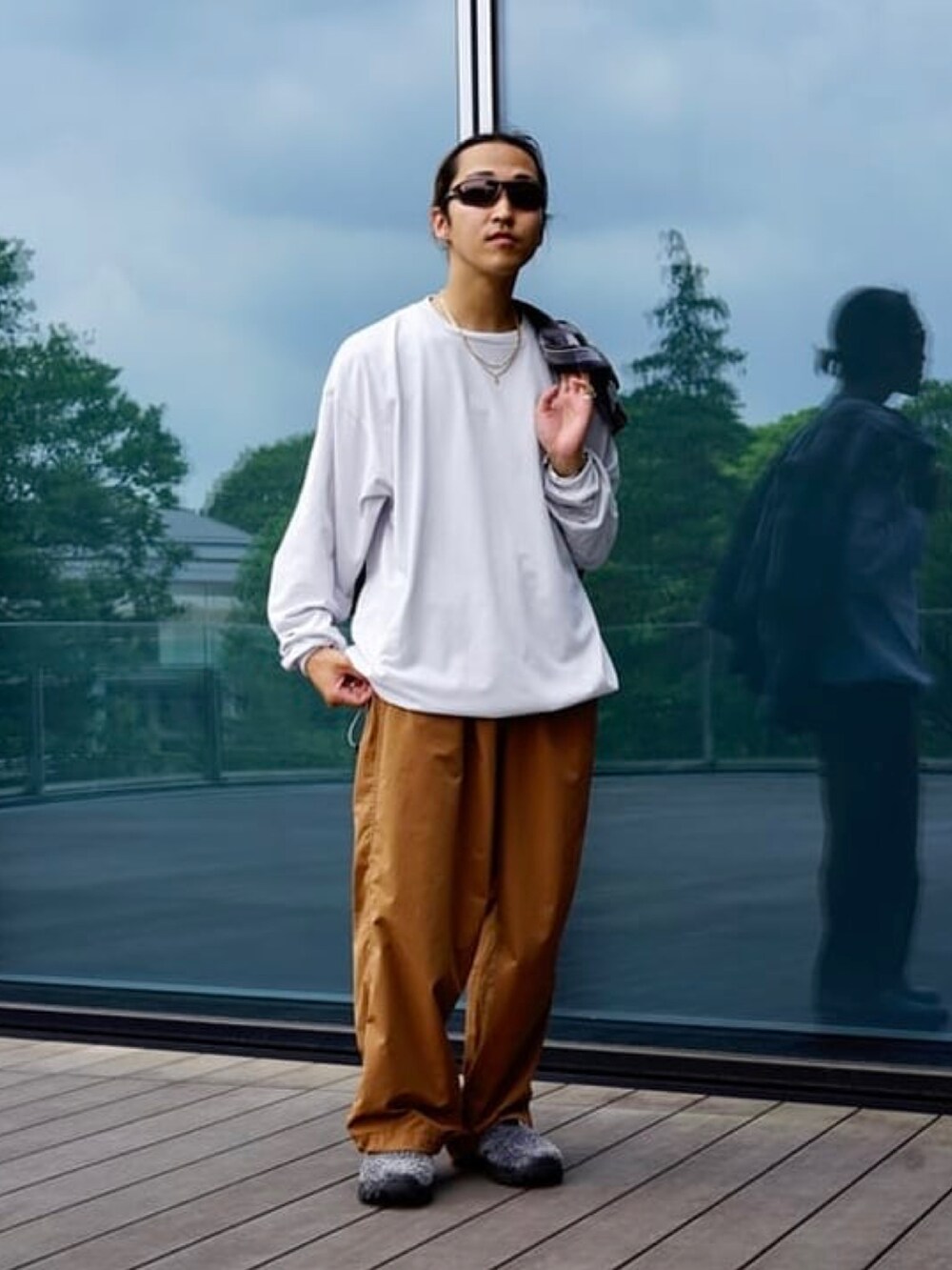 ブラウン系のその他パンツ、グレー系のTシャツ/カットソー、グレー系のシャツ/ブラウスを着用したメンズの夏コーディネートの3枚目の写真