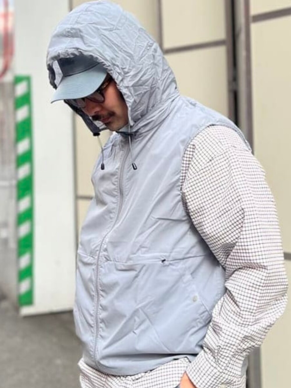 ブルー系のその他パンツ、グレー系のベスト、その他のシャツ/ブラウスを着用したメンズの春コーディネートの2枚目の写真