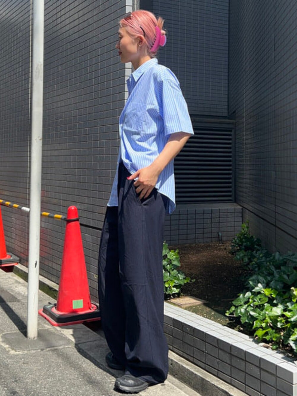 ブルー系のシャツ/ブラウス、ブルー系のスラックスを着用したレディースの夏コーディネートの2枚目の写真