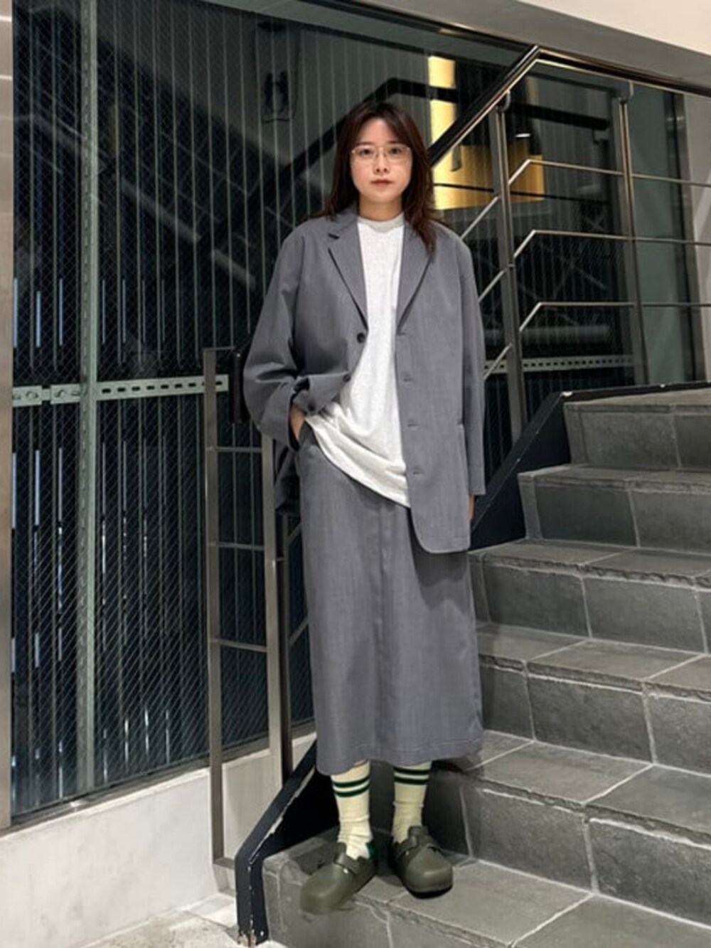 グレー系のTシャツ/カットソーを着用したレディースの春コーディネートの3枚目の写真