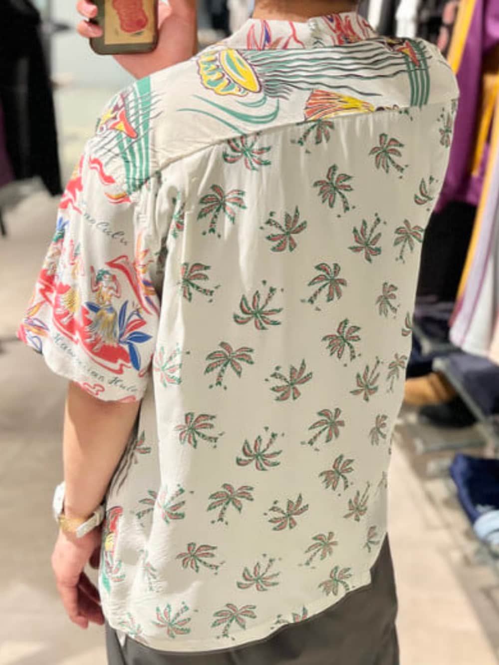 ホワイト系のシャツ/ブラウス、グレー系のその他パンツ、ブルー系のハットを着用したメンズの春コーディネートの2枚目の写真