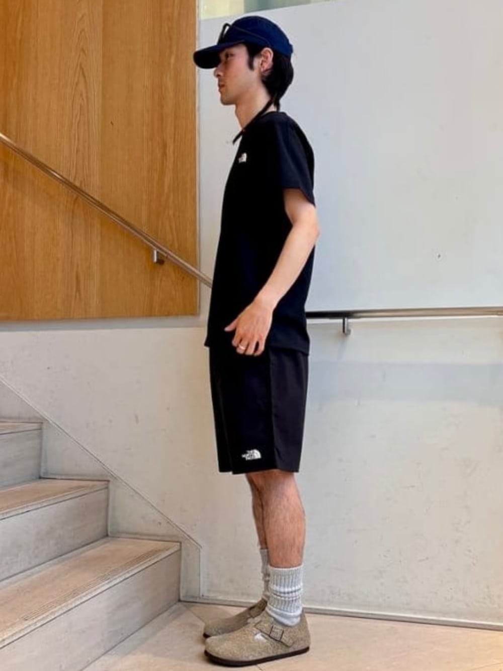 ブラック系のTシャツ/カットソー、ブラック系のその他パンツ、ベージュ系のサンダルを着用したメンズの夏コーディネートの2枚目の写真