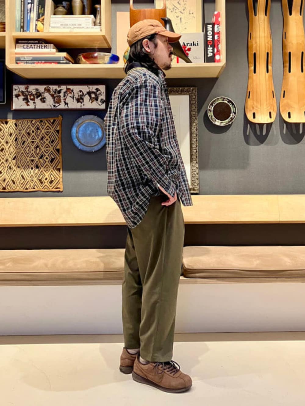 ブラック系のシャツ/ブラウスを着用したメンズの冬コーディネートの2枚目の写真