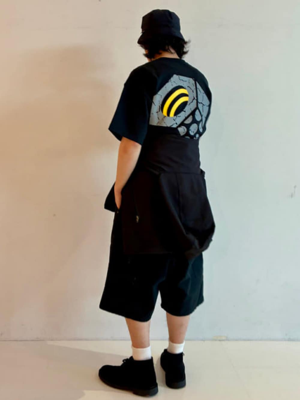 ブラック系のその他パンツ、ブラック系のTシャツ/カットソー、ブラック系のパーカーを着用したメンズの春コーディネートの2枚目の写真