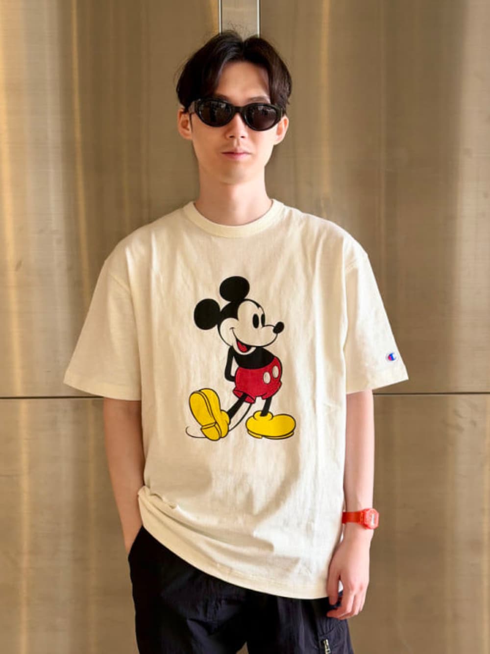ホワイト系のTシャツ/カットソーを着用したメンズの夏コーディネートの2枚目の写真
