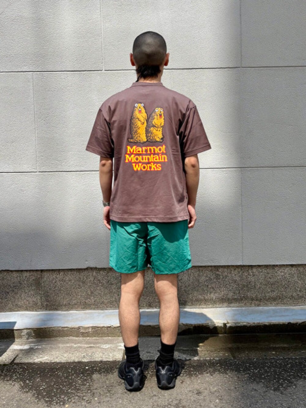 ブラウン系のTシャツ/カットソーを着用したメンズの春コーディネートの3枚目の写真