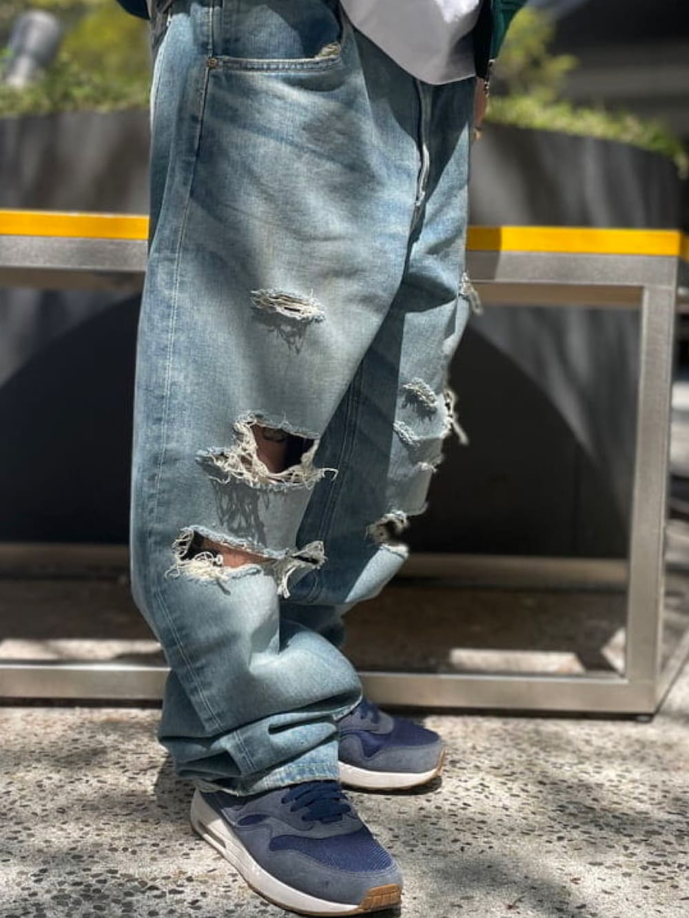 グリーン系のジャージ、ホワイト系のTシャツ/カットソー、ブルー系のデニムパンツを着用したメンズの春コーディネートの5枚目の写真