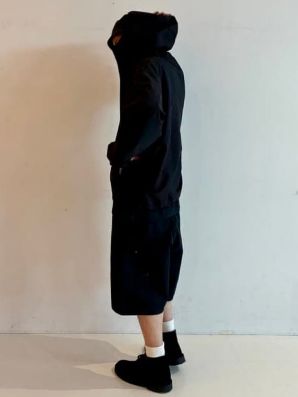 ブラック系のその他パンツ、ブラック系のTシャツ/カットソー、ブラック系のパーカーを着用したメンズの春コーディネートの3枚目の写真