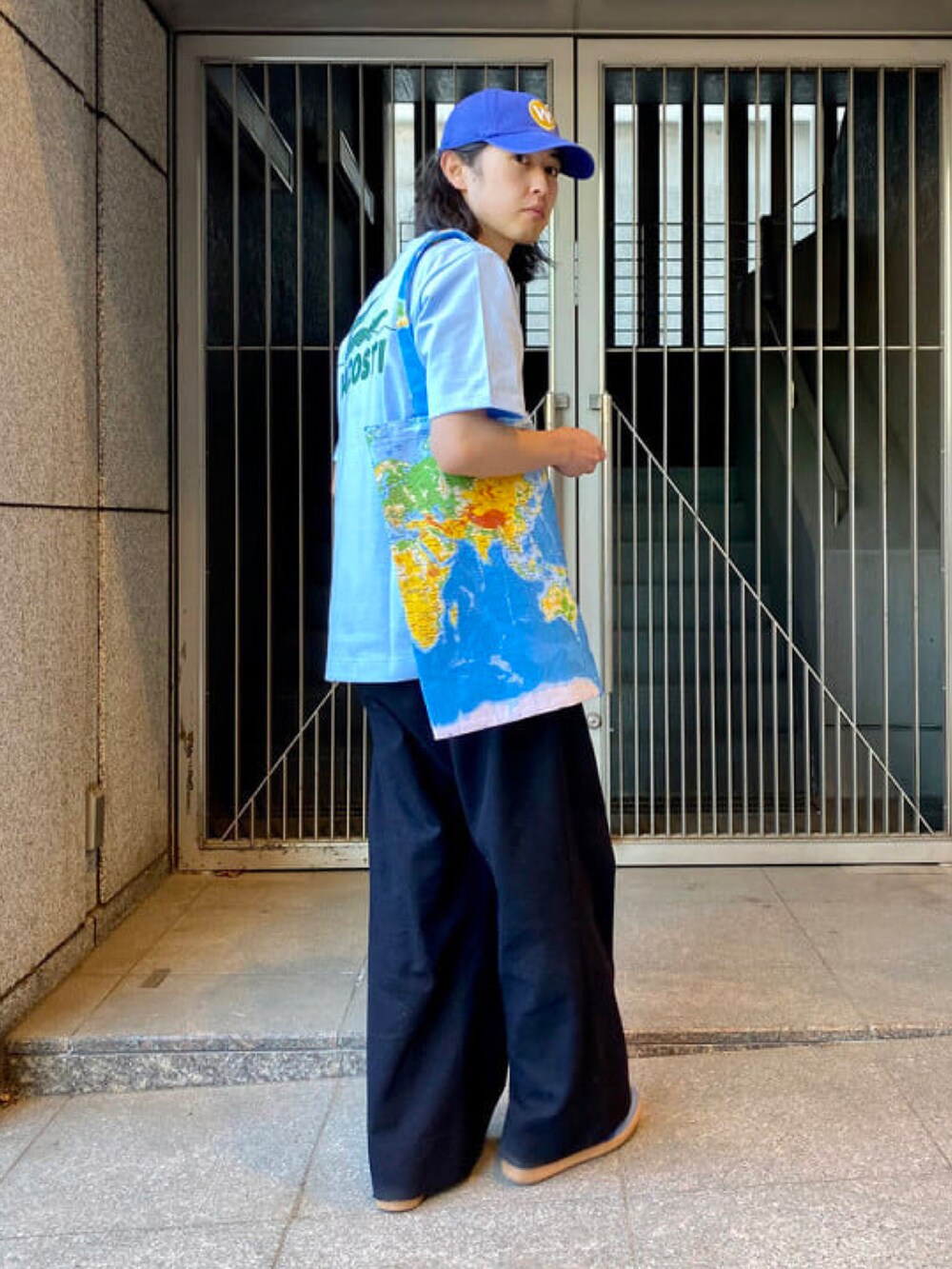 ブルー系のTシャツ/カットソー、その他のトートバッグを着用したメンズの春コーディネートの3枚目の写真