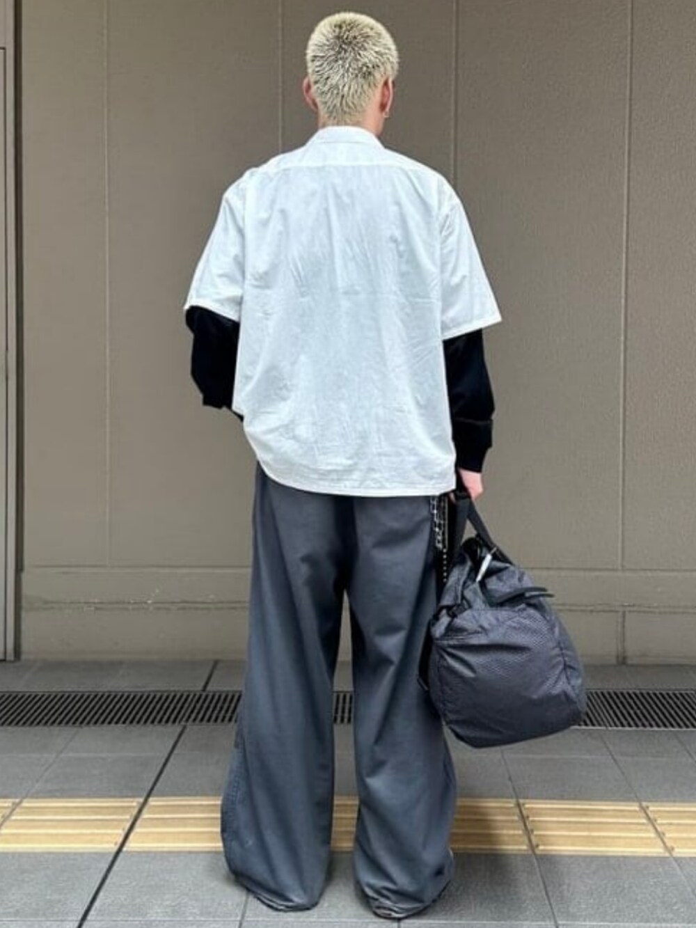 ブラック系のボディバッグ/ウエストポーチ、ホワイト系のシャツ/ブラウスを着用したメンズの春コーディネートの3枚目の写真