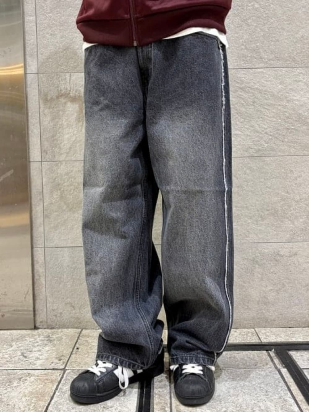 レッド系のジャージ、ブラック系のその他パンツ、ホワイト系のTシャツ/カットソーを着用したメンズの夏コーディネートの5枚目の写真