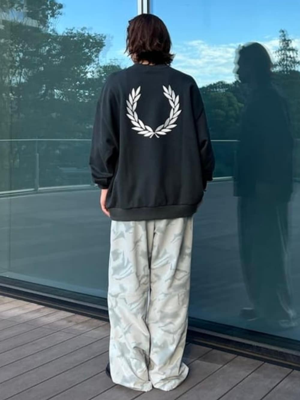 グリーン系のスウェット、グレー系のその他パンツを着用したメンズの秋コーディネートの2枚目の写真