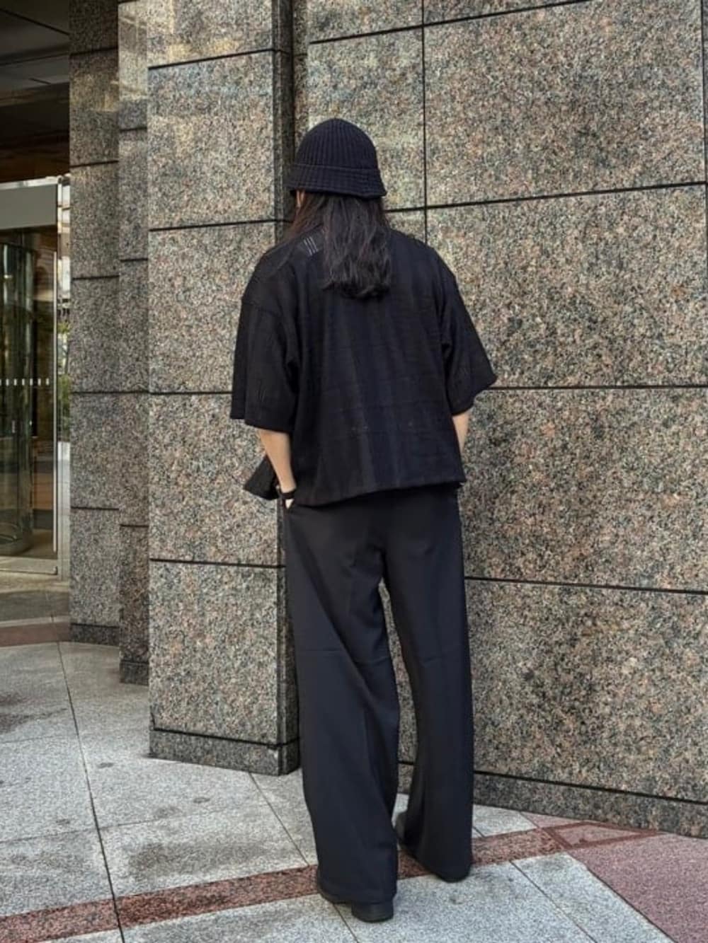 ブラック系のスラックス、ブラック系のシャツ/ブラウス、ブラック系のTシャツ/カットソーを着用したメンズの春コーディネートの2枚目の写真