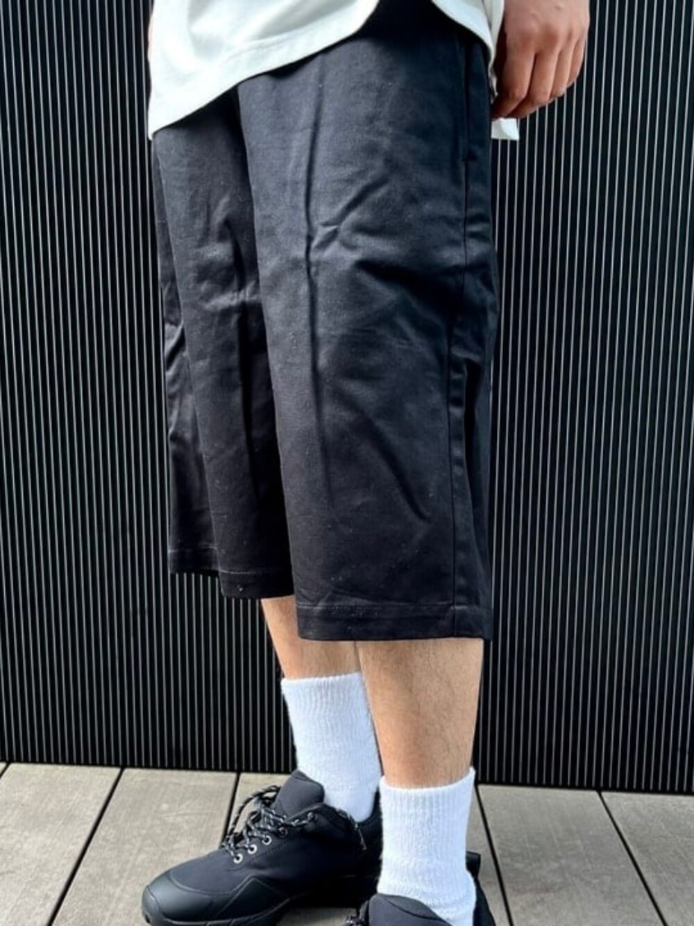 ベージュ系のその他パンツ、ブラック系のポロシャツを着用したメンズの春コーディネートの3枚目の写真