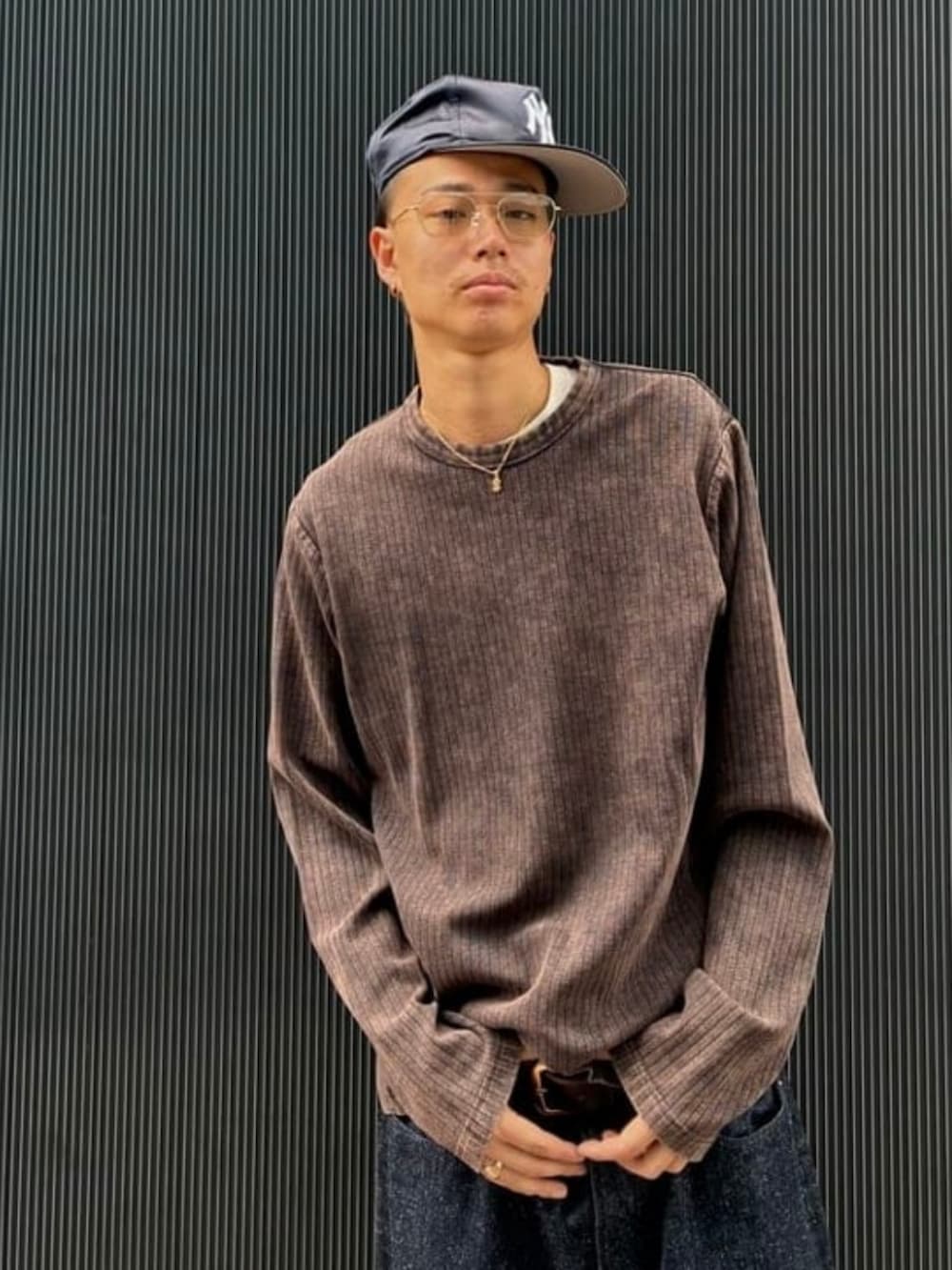 ブラウン系のTシャツ/カットソー、ブルー系のデニムパンツを着用したメンズの夏コーディネートの3枚目の写真