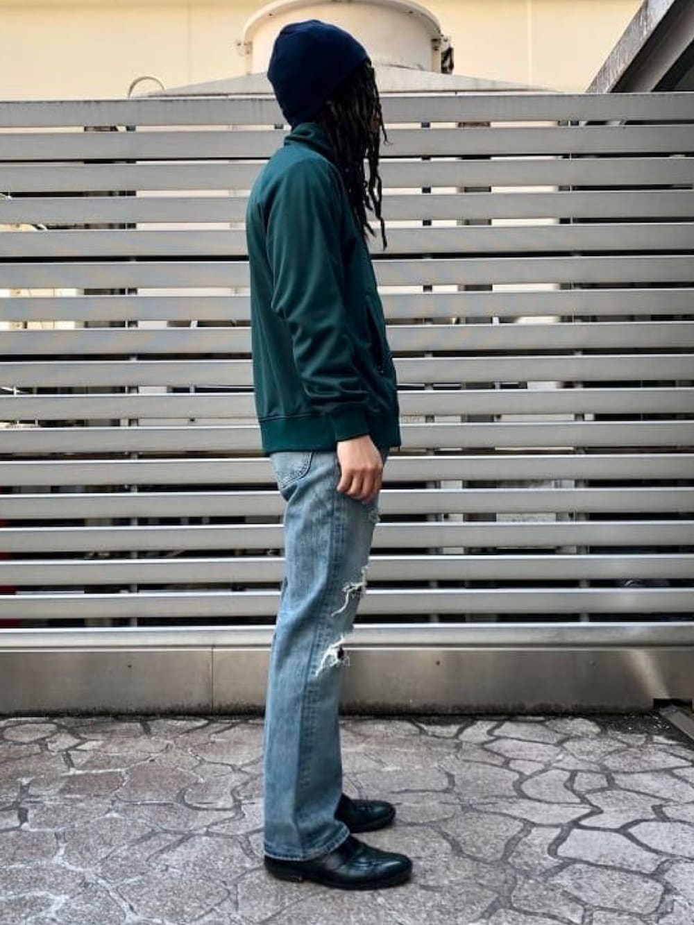 グリーン系のジャージ、ブルー系のデニムパンツ、ブルー系のニットキャップ/ビーニーを着用したメンズの春コーディネートの3枚目の写真