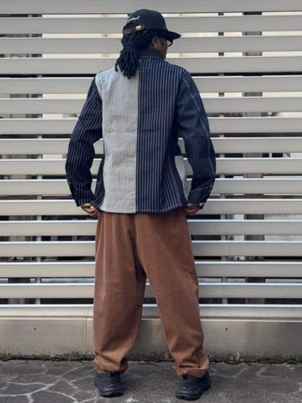 ブラウン系のその他パンツ、その他のデニムジャケットを着用したメンズの冬コーディネートの2枚目の写真