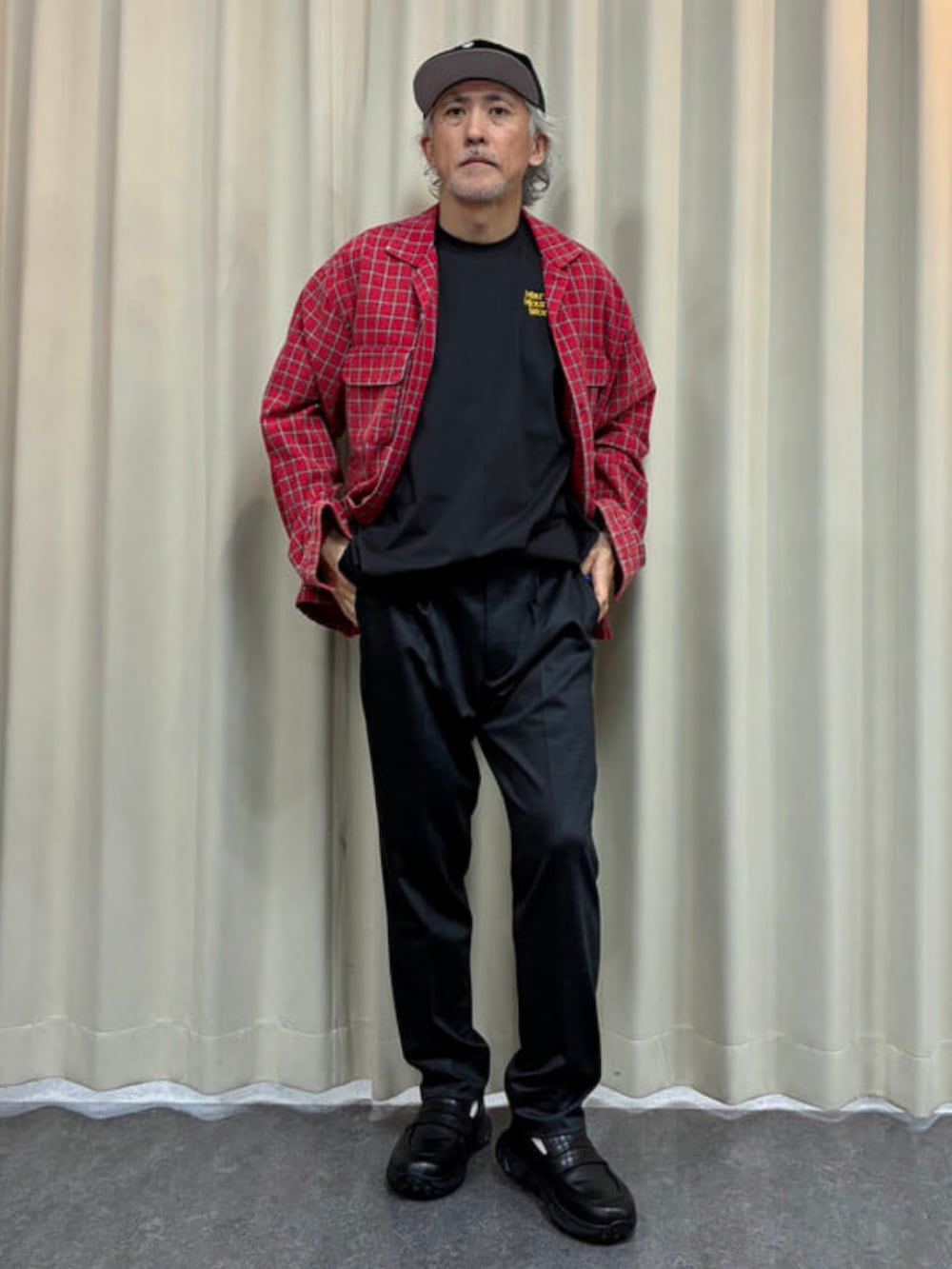 ブラック系のローファー、ブラック系のTシャツ/カットソーを着用したメンズの春コーディネートの5枚目の写真