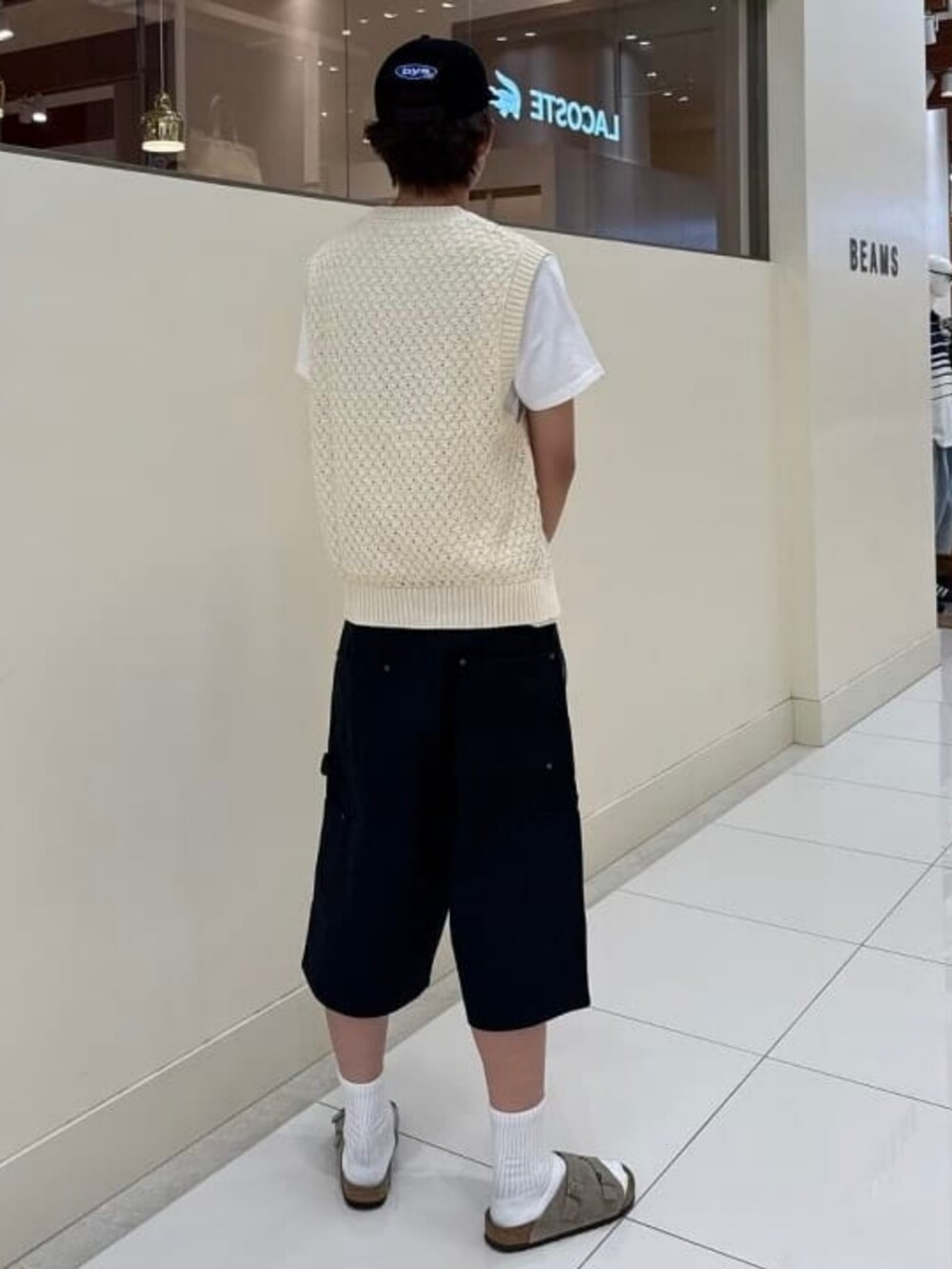 ブラック系のその他パンツ、ベージュ系のサンダル、ベージュ系のニット/セーターを着用したメンズの夏コーディネートの2枚目の写真