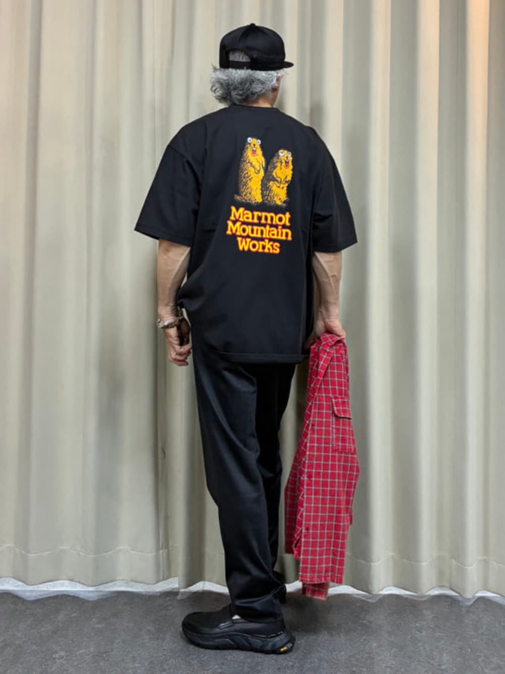 ブラック系のローファー、ブラック系のTシャツ/カットソーを着用したメンズの春コーディネートの4枚目の写真