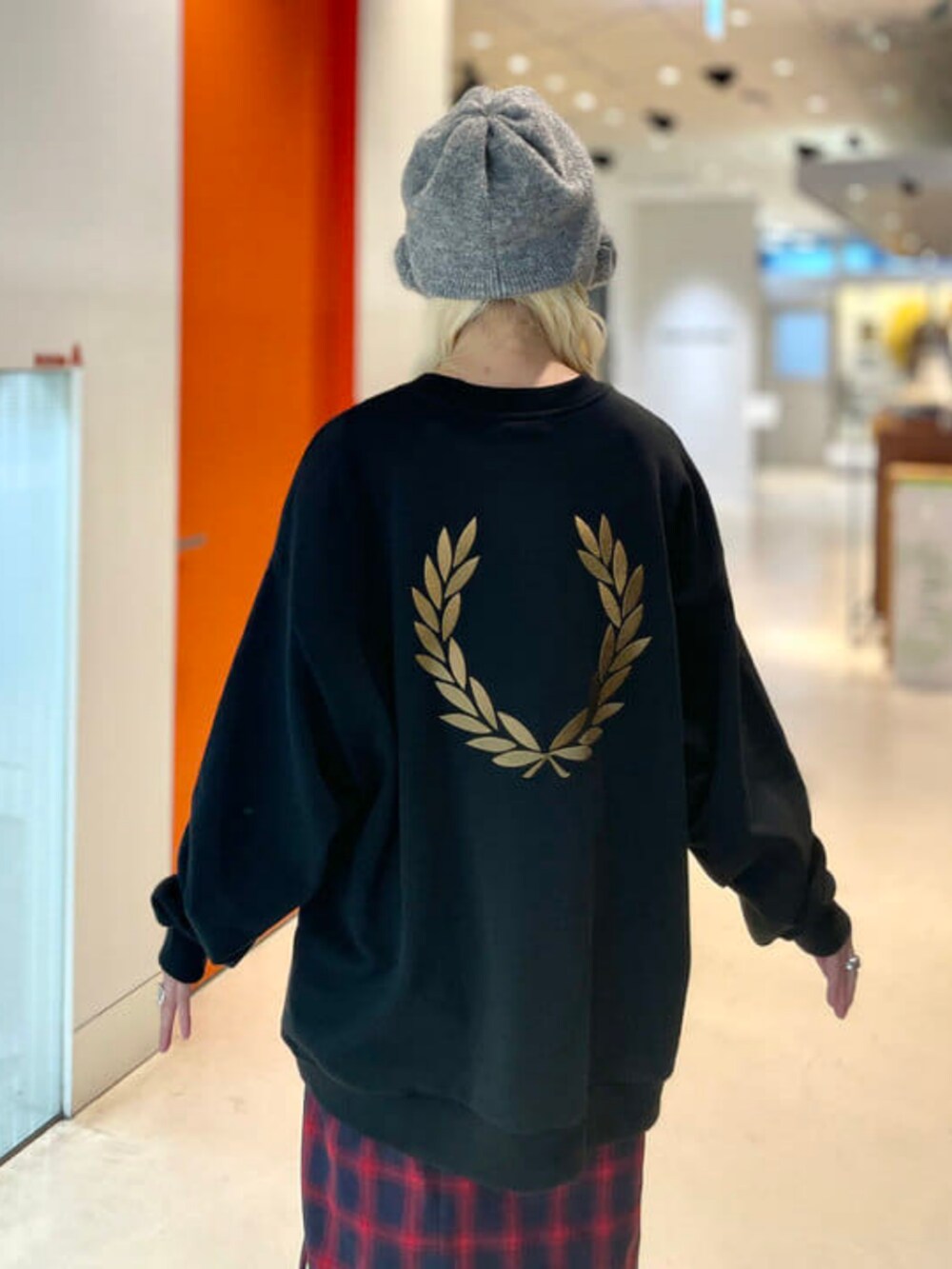 ブラック系のスウェットを着用したメンズの秋コーディネートの2枚目の写真