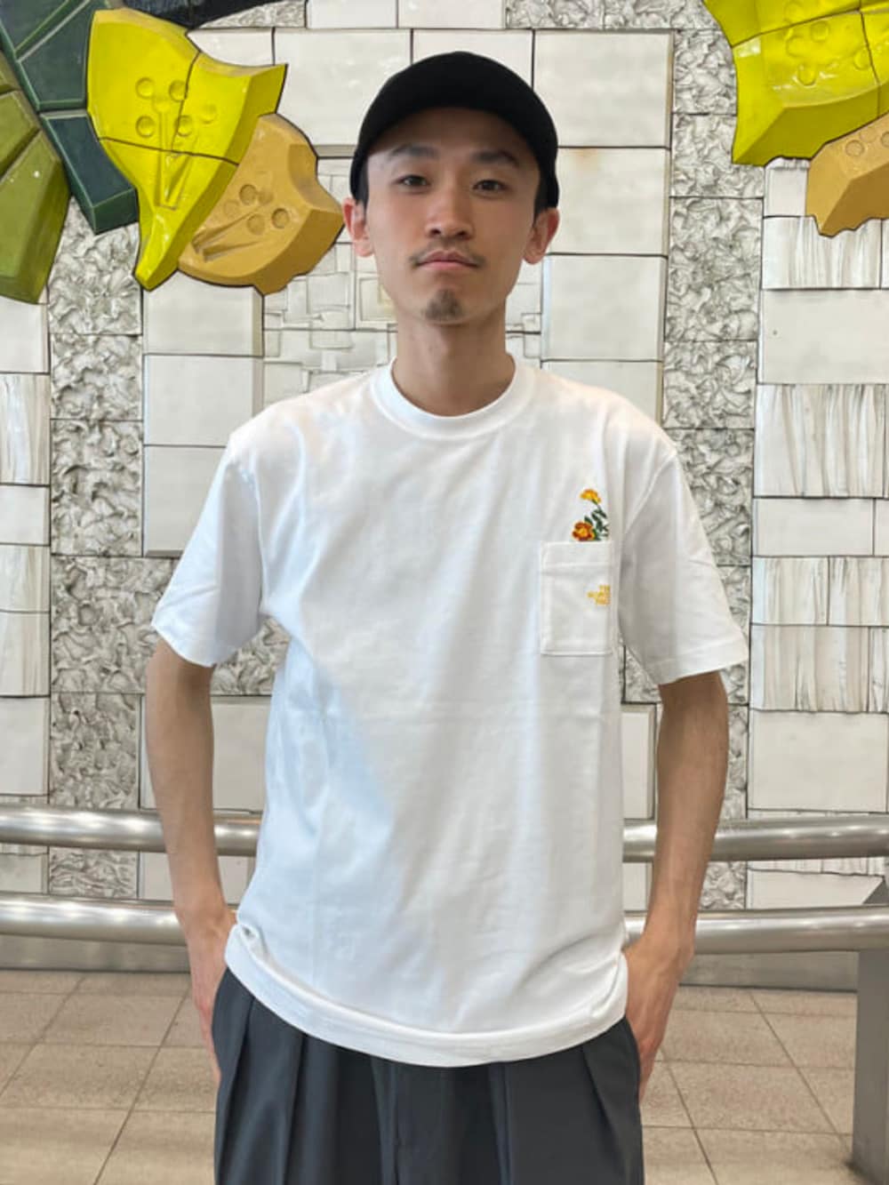 グリーン系のシャツ/ブラウス、グレー系のスラックス、ホワイト系のTシャツ/カットソーを着用したメンズの春コーディネートの3枚目の写真