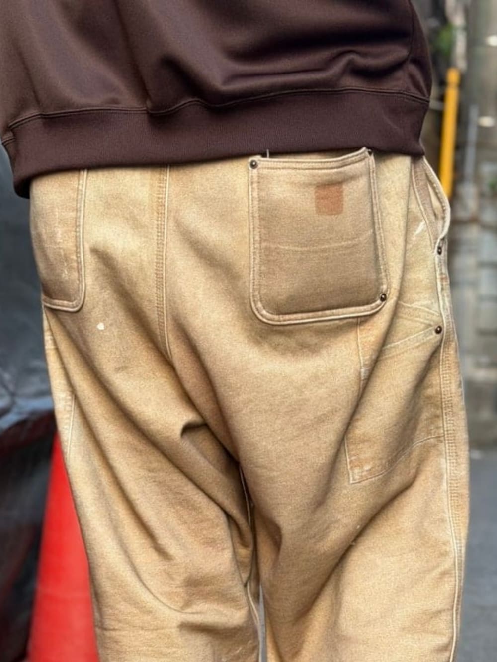 ベージュ系のその他パンツを着用したメンズの春コーディネートの3枚目の写真