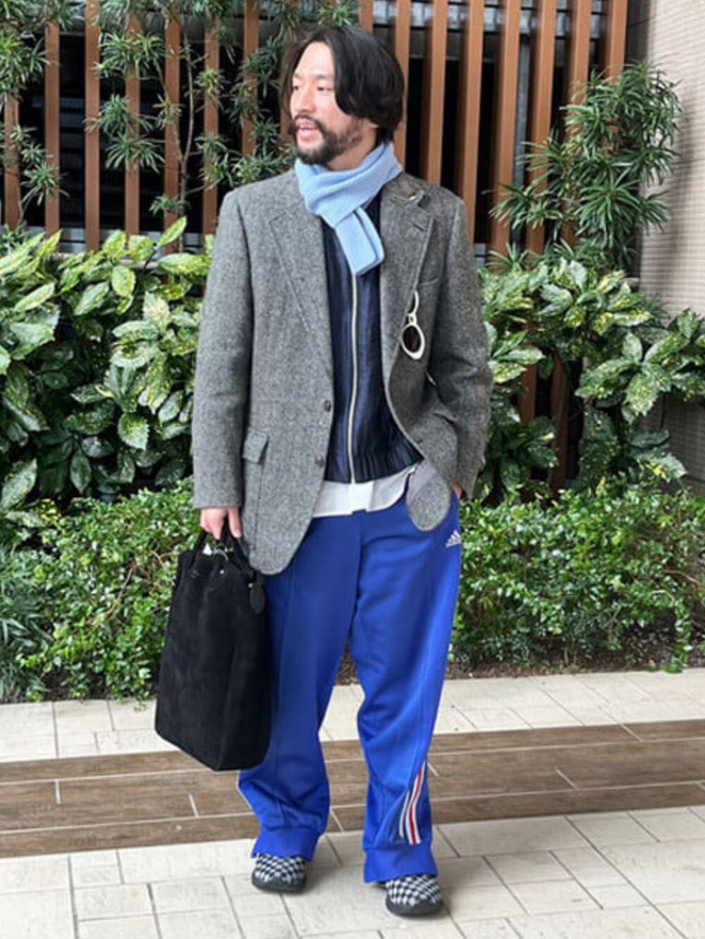 ブラック系のショルダーバッグ、ブルー系のマフラーを着用したメンズの冬コーディネートの2枚目の写真