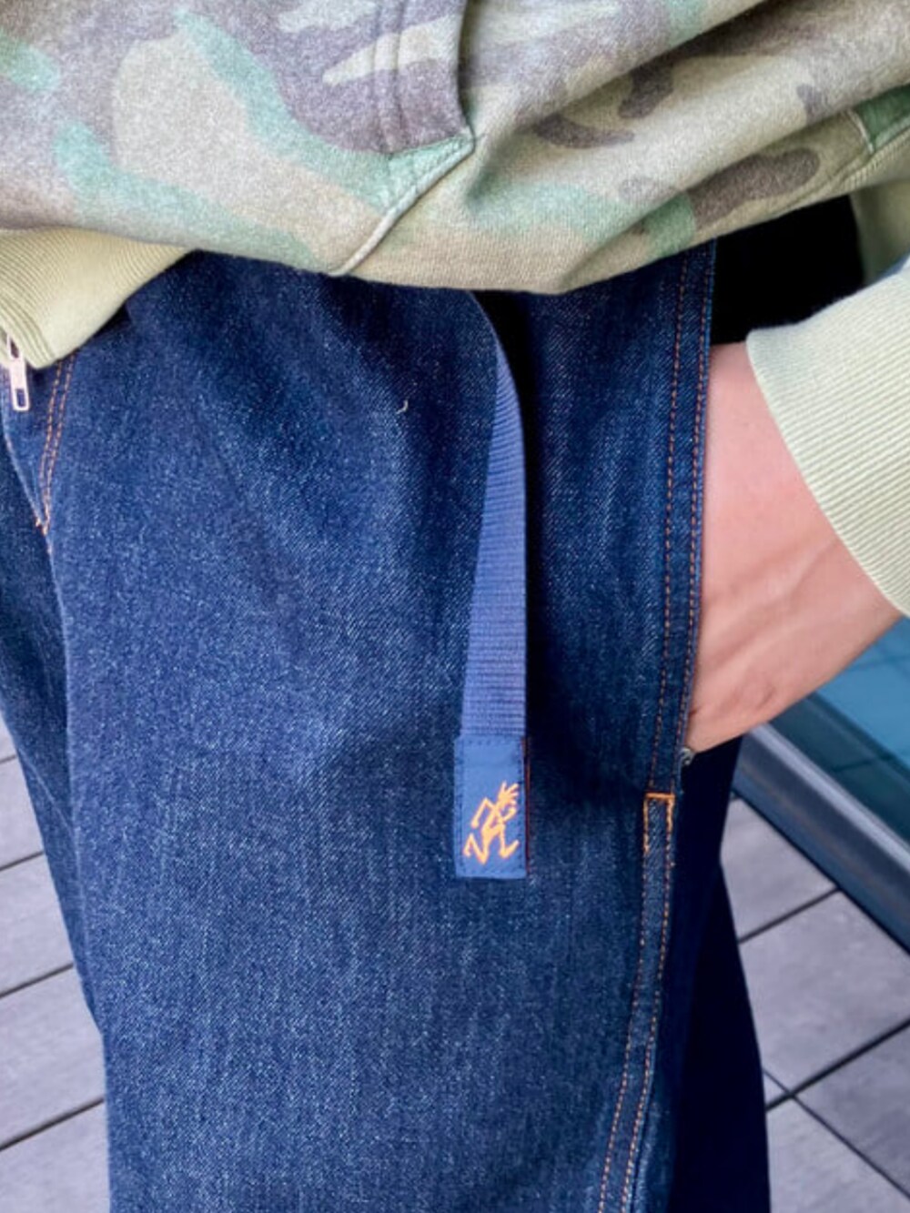 その他のスウェット、ブルー系のデニムパンツ、グリーン系のキャップを着用したメンズの春コーディネートの4枚目の写真