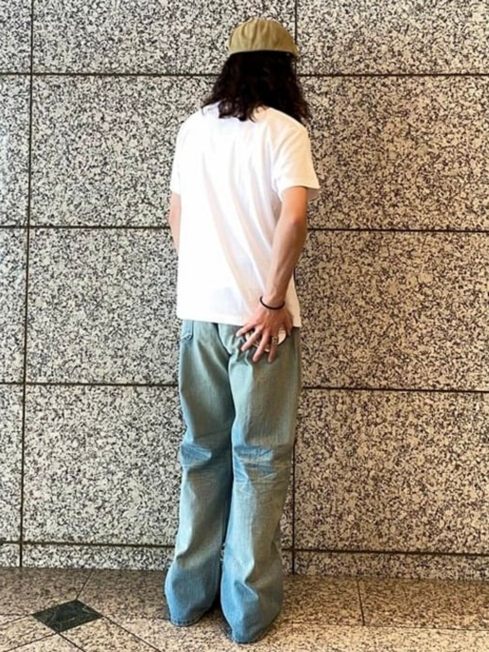 ホワイト系のTシャツ/カットソー、ブルー系のデニムパンツを着用したメンズの春コーディネートの2枚目の写真