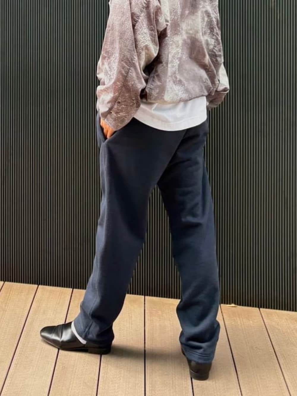 ブルー系のスウェットパンツ、ホワイト系のTシャツ/カットソーを着用したメンズの夏コーディネートの2枚目の写真