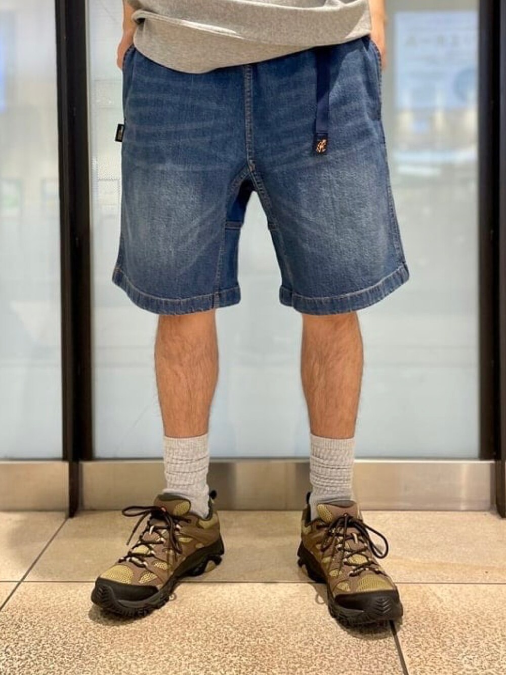 ブルー系のブルゾン、グレー系のTシャツ/カットソー、ブルー系のデニムパンツを着用したメンズの春コーディネートの5枚目の写真