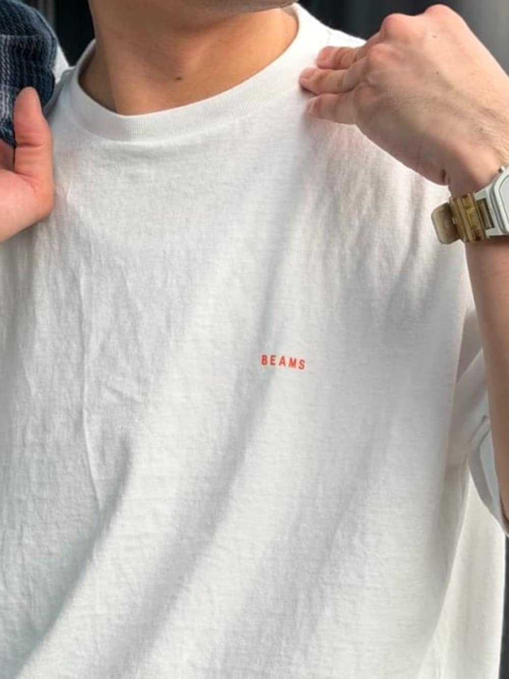 ホワイト系のスニーカー、ホワイト系のTシャツ/カットソー、ブルー系のシャツ/ブラウスを着用したメンズの春コーディネートの3枚目の写真