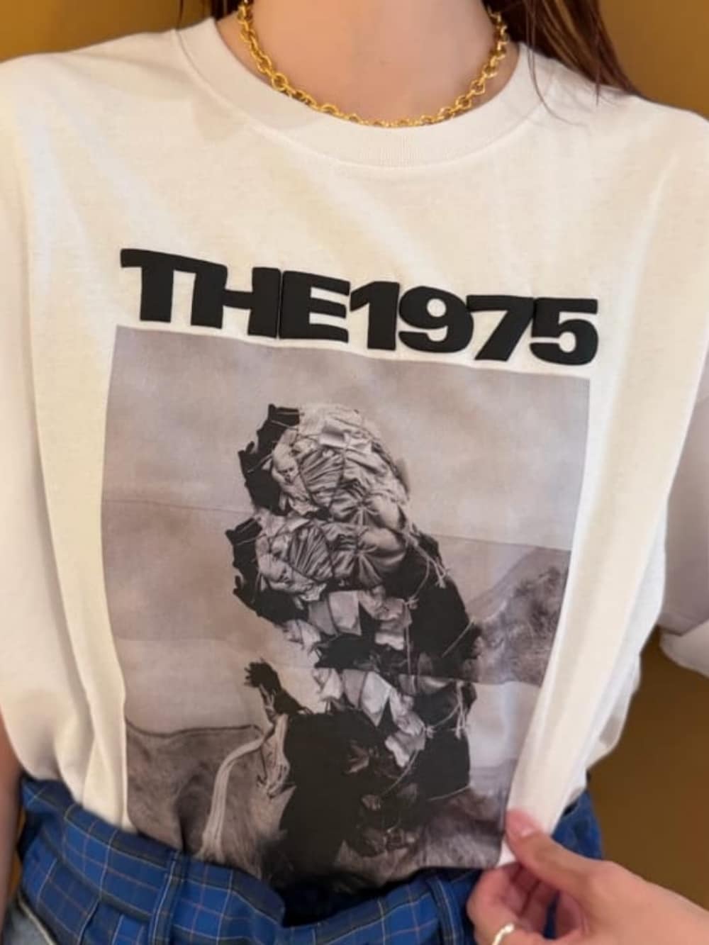 ホワイト系のTシャツ/カットソー、ブルー系のその他パンツ、ブラック系のバックパック/リュックを着用したレディースの春コーディネートの4枚目の写真