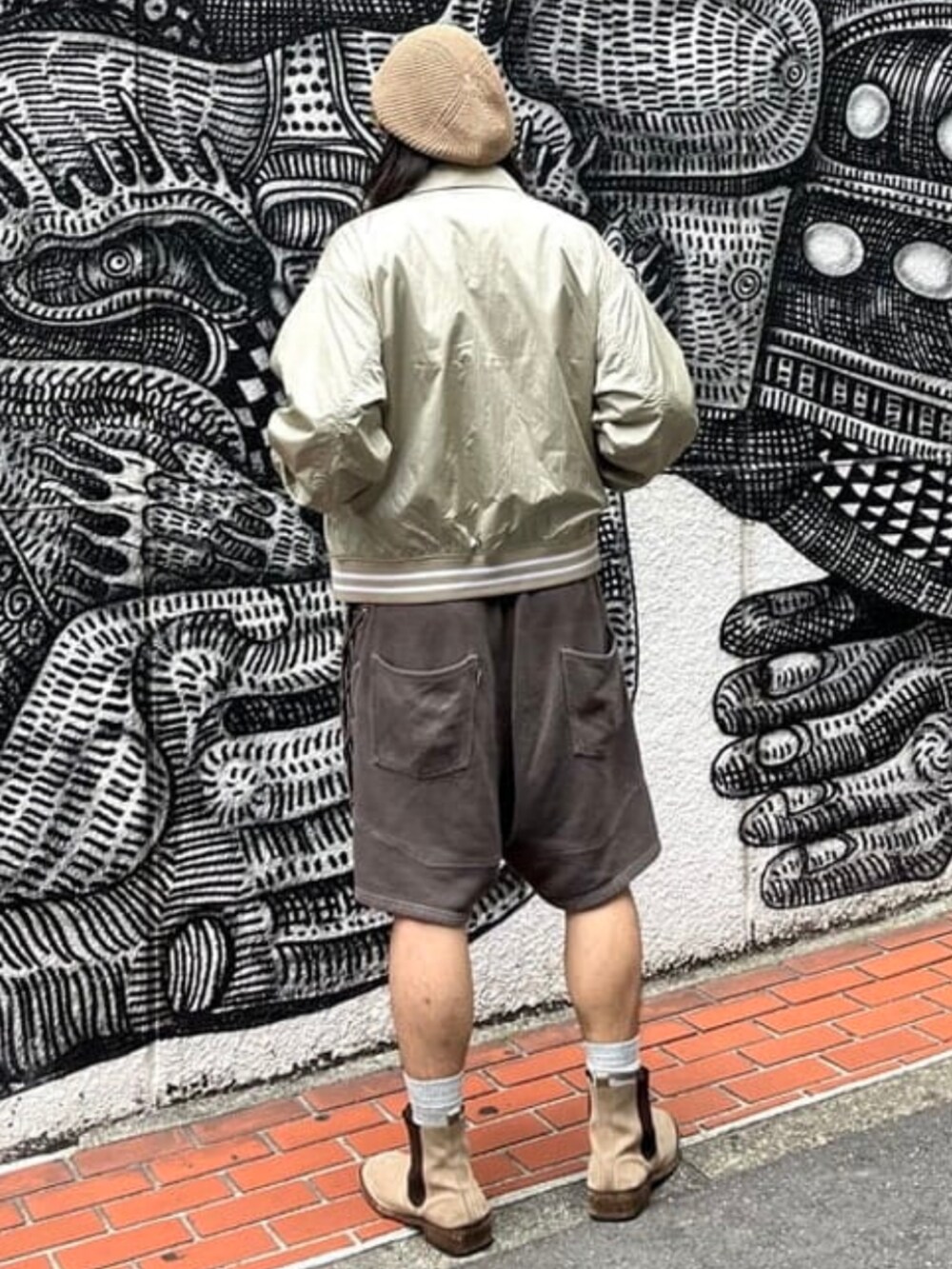 ベージュ系のポロシャツ、ベージュ系のブルゾン、ベージュ系のハンチング/ベレー帽を着用したメンズの夏コーディネートの3枚目の写真