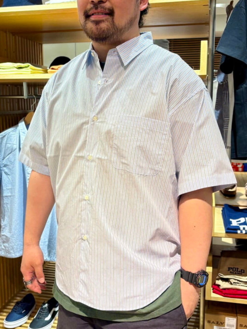 ブルー系のシャツ/ブラウス、ブラック系のその他パンツを着用したメンズの春コーディネートの2枚目の写真