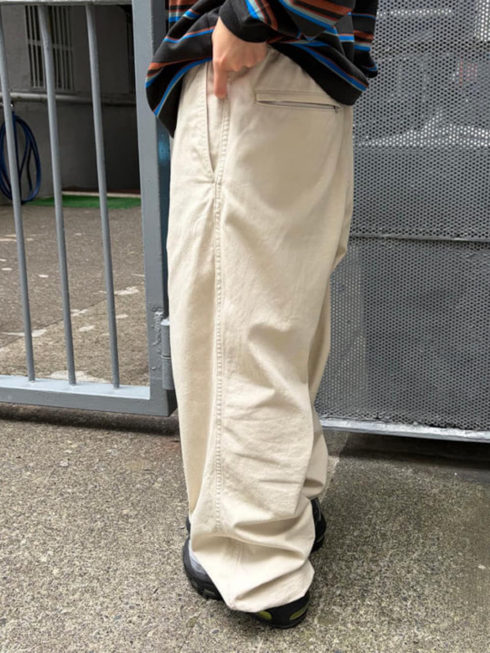 ホワイト系のその他パンツ、ブラック系のTシャツ/カットソー、パープル系のハットを着用したレディースの秋コーディネートの8枚目の写真