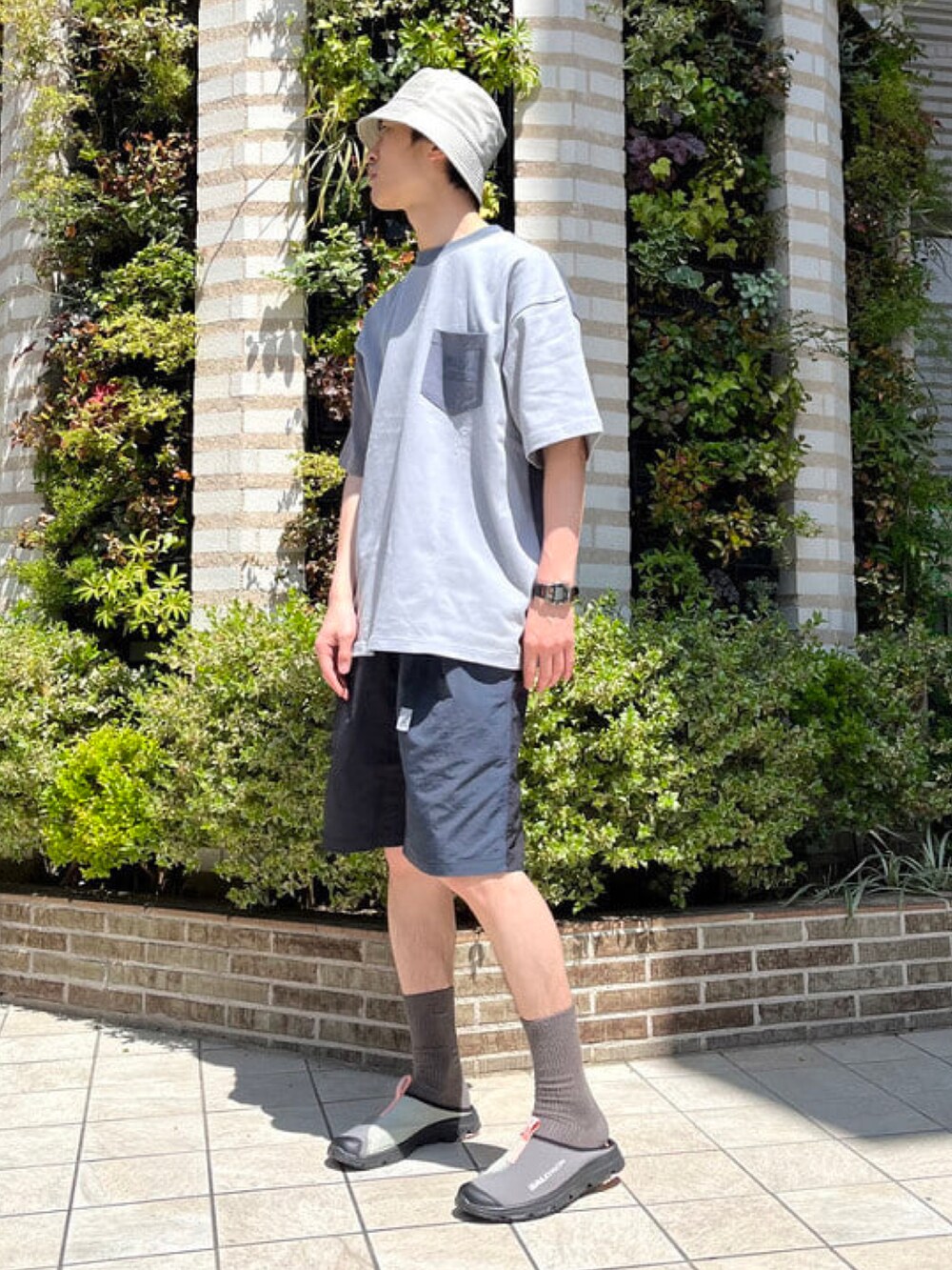 グレー系のTシャツ/カットソー、その他のその他パンツ、ベージュ系のハットを着用したメンズの春コーディネートの3枚目の写真