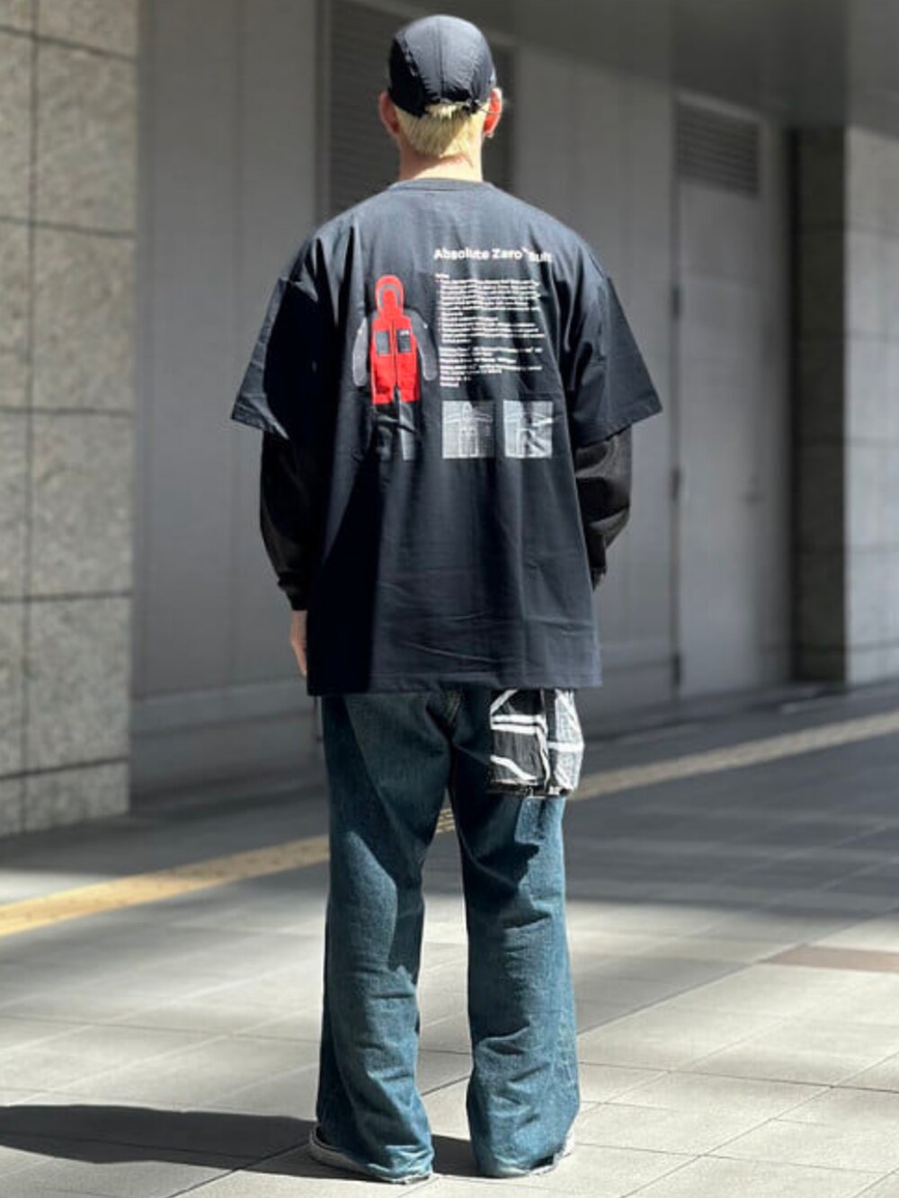 ブラック系のTシャツ/カットソー、ブラック系のTシャツ/カットソーを着用したメンズの春コーディネートの2枚目の写真